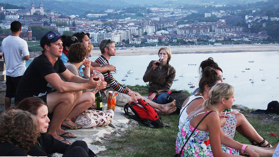 Un grupo disfrutando de las vistas desde Urgull